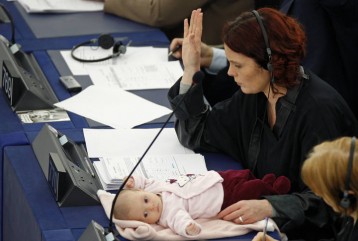 La eurodiputada danesa Hanne Dahl vota en la Eurocámara junto a su hija. Fuente: Reuters