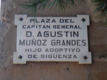 Placa arrancada del callejero de Sigüenza (Guadalajara).