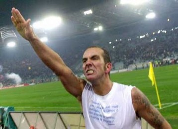 Di Canio haciendo el saludo fascista en un partido en el estadio Olímpico de Roma.