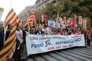 Una imagen de la concentración de trabajadores de Caixa Catalunya delante de la sede de la caja en el centro de Barcelona (17.11.09). Fuente: La Vanguardia